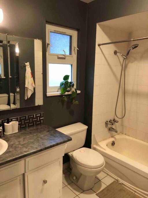 Private Room With Queen Bed In Richmond 202 외부 사진
